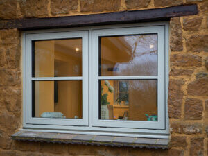 Double top guided window with stub cill 