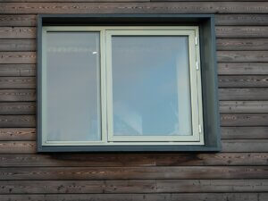 Fixedlight with oversize sidehung window beside it