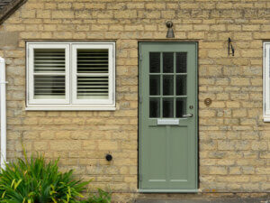 RAL 9010 Pure White windows with RAL 7033 Cement Grey Door